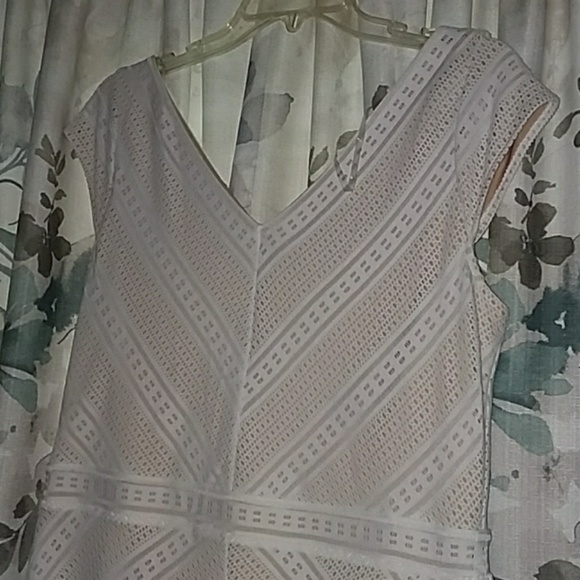 WHITE LACE V-NECK DRESS Lined - Picture 3 of 7